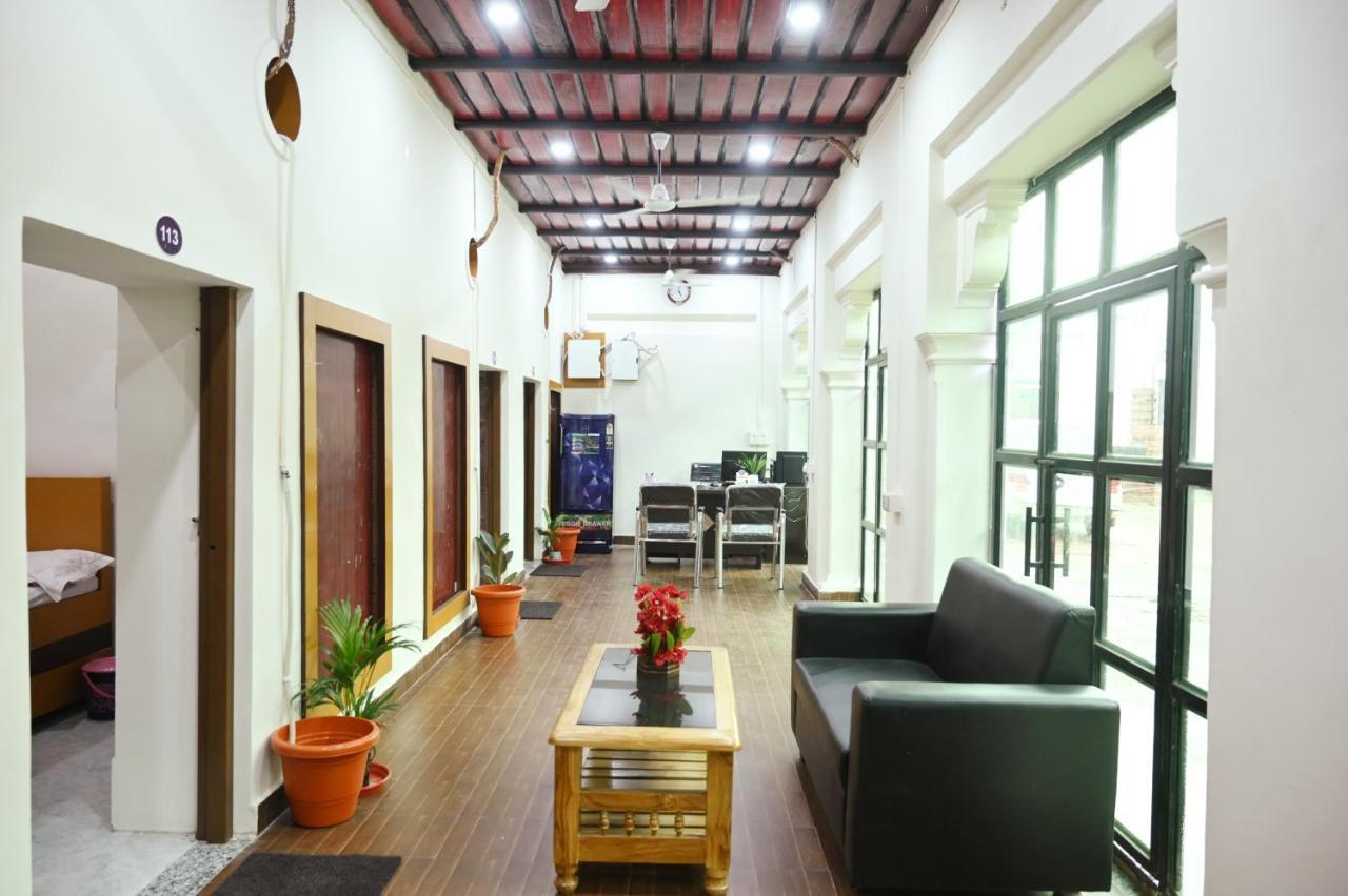 The Hotel Ambassador Inn Waranasi Zewnętrze zdjęcie