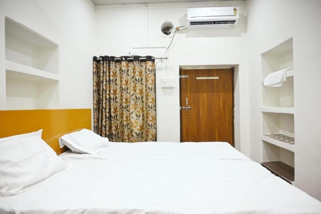 The Hotel Ambassador Inn Waranasi Zewnętrze zdjęcie